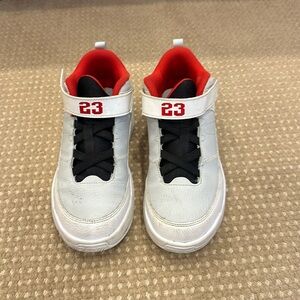 Kids Jordan Max Aura 3 university white! Great condition